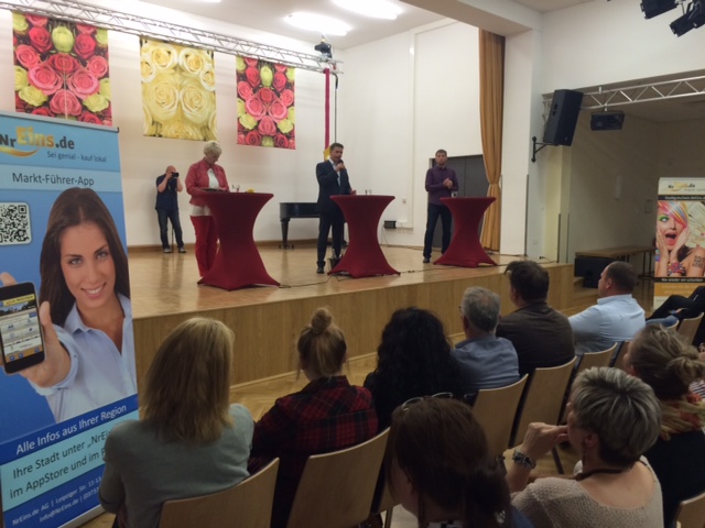 Zwei Kandidaten, ein Moderator und ein NrEins-Banner: Das war das Wahlforum Teil 2 in Rochlitz