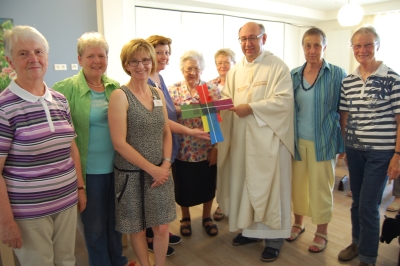 Ein geweihtes Kreuz erhielt der Lüningshof in Schlangen