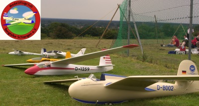 Bergfalke-Flugzeug-Schlepp in Schlangen