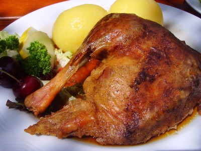 Ente und Gans essen in der Gaststätte zum Wiesengrund