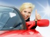 Frau-im-Auto-mit-Daumen-41347730-Karin-&-Uwe-Annas_Fotolia