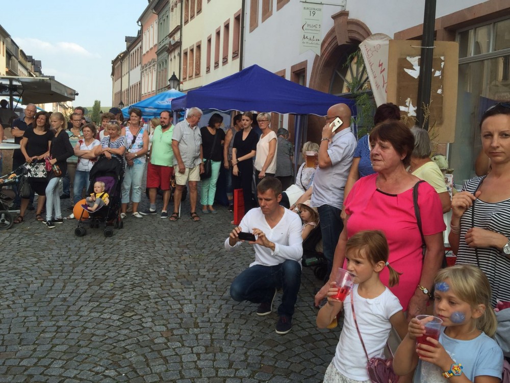 Staunende und interessierte Besucher bei der Modenschau von MaLu - der Kinderladen