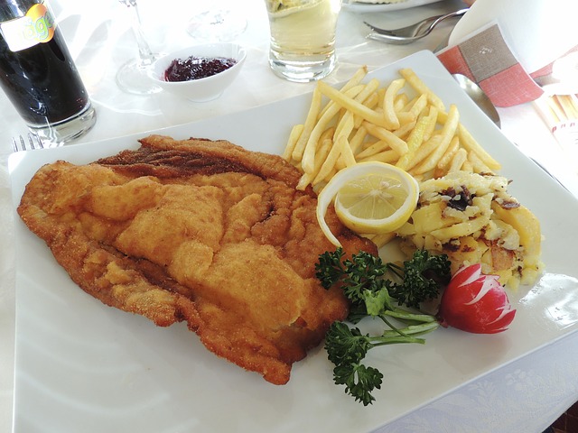 Das Deutsche Hause bietet Schnitzel mit Pommes Frites an.